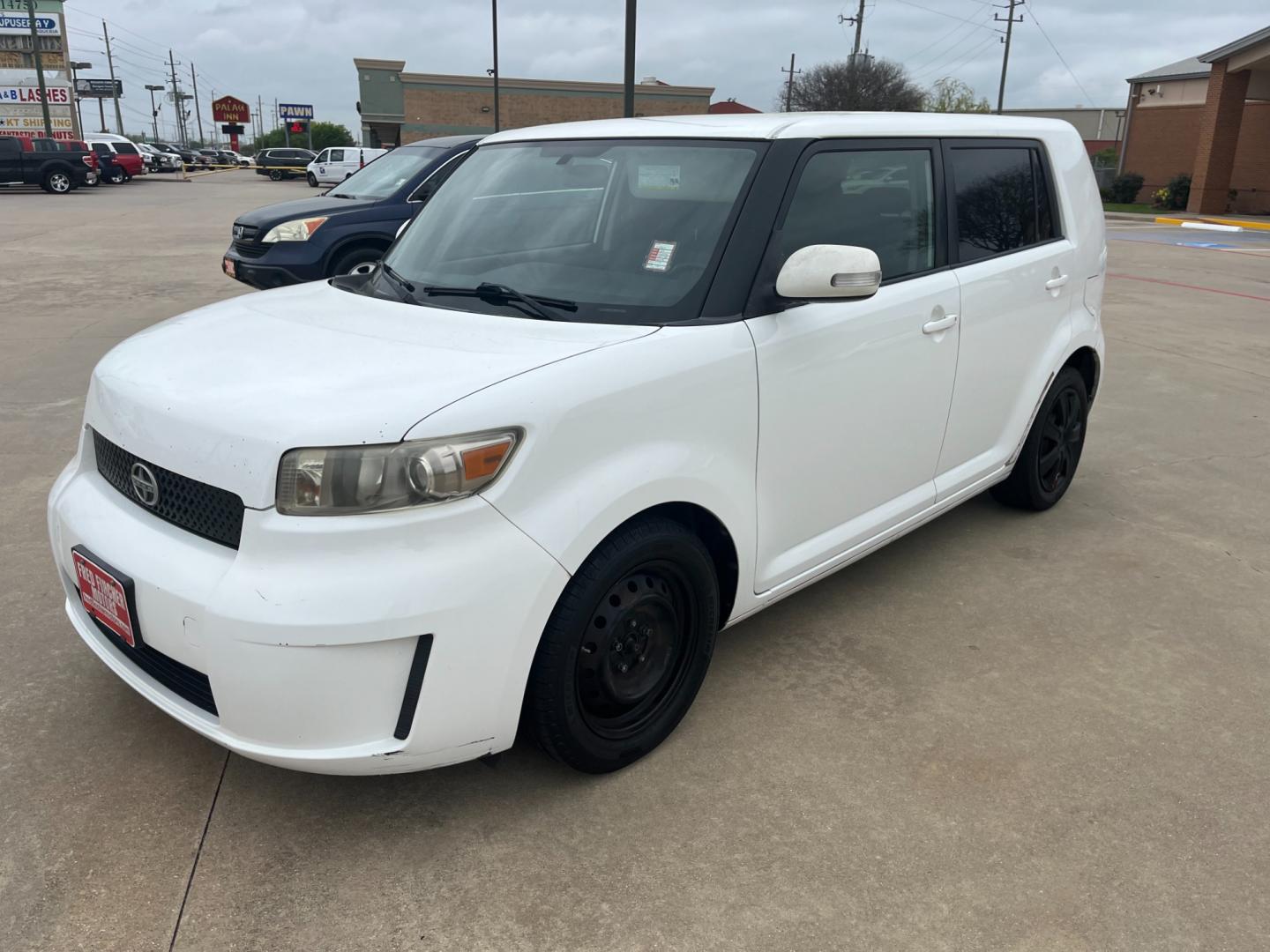 2009 white /black Scion xB Wagon (JTLKE50E591) with an 2.4L L4 DOHC 16V engine, Automatic transmission, located at 14700 Tomball Parkway 249, Houston, TX, 77086, (281) 444-2200, 29.928619, -95.504074 - Photo#2